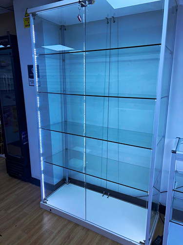 Full shop retail - ,